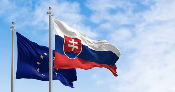 Σλοβακία Και Ευρωπαϊκή Ένωση Κυματίζουν Σημαίες Στον Άνεμο Μια Σαφή — Φωτογραφία Αρχείου