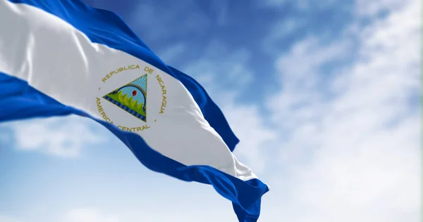 Nikaragua Flaga Narodowa Macha Pogodny Dzień Niebieski Biały Niebieski Herbem — Zdjęcie stockowe