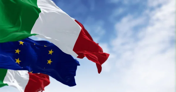 在晴朗的日子里 意大利和欧盟的旗帜在风中飘扬 民主和政治 欧盟成员国资格 3D插图渲染 飘扬的面料 有选择的重点 — 图库照片
