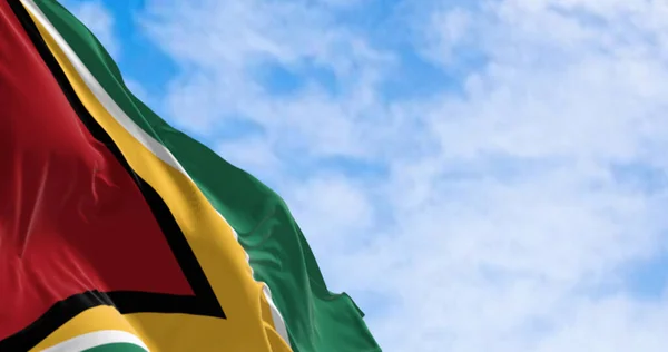 ガイアナ国旗が風になびく姿を間近で見ることができます 白の三角形の緑のフィールド 黄金の矢頭 3Dイラストレンダリング フラッタ生地 — ストック写真
