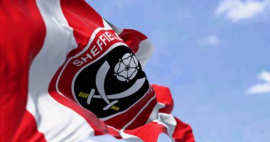 Sheffield, İngiltere, 30 Haziran 2023: Sheffield United Futbol Kulübü bayrağı açık bir günde rüzgarda sallanıyor. İngiliz Premier Ligi profesyonel takımı. Resimli 3d illüstrasyon oluşturucu