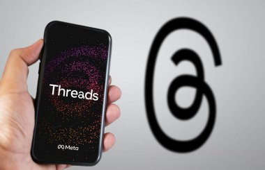 Menlo Park, ABD, 24 Haziran 2023: ekranda Tehlike uygulaması olan bir cep telefonu. Tartışmalar, Meta tarafından Twitter ile rekabet etmek için geliştirilen bir uygulamadır. İllüstrasyon Editörü