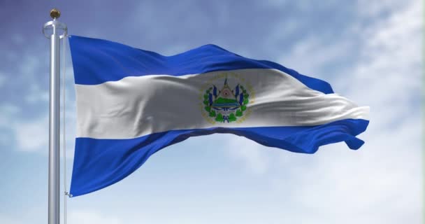萨尔瓦多国旗在晴朗的日子飘扬 三个蓝白相间的水平带 中间有臂章 无缝3D渲染动画 慢动作回圈飘扬的面料 — 图库视频影像