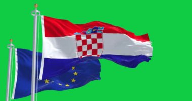 Hırvatistan ve Avrupa Birliği bayrakları yeşil ekranda dalgalanıyor. 1 Ocak 2023 'ten beri Avro Bölgesi üyesi. Kusursuz 3D canlandırma animasyonu. Yeşil ekran. Krom anahtar. Yavaş çekim döngüsü. 4K çözünürlüğü
