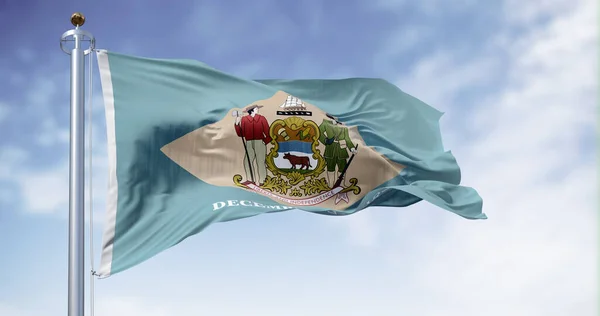 Flaga Stanu Delaware Macha Pogodny Dzień Kolonialne Niebieskie Tło Kolorowym — Zdjęcie stockowe