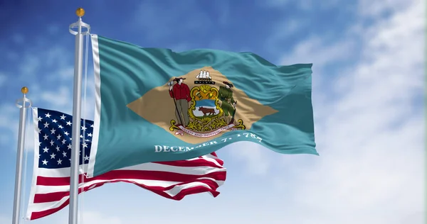 Flaga Stanu Delaware Powiewa Wietrze Flagą Stanów Zjednoczonych Pogodny Dzień — Zdjęcie stockowe