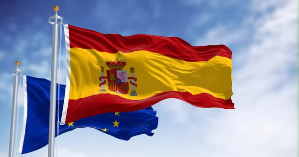 스페인의 국기가 국기와 뒤에서 흔들었습니다 물기가 — 스톡 사진