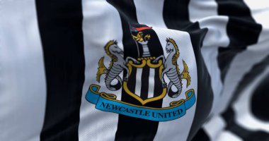 Newcastle, İngiltere, 2 Temmuz 2023: Newcastle United bayrağı dalgalanan kumaş arkaplan. İllüstrasyon 3d illüstrasyon canlandırması. Yakın plan. Kumaş kaplama. Seçici odak