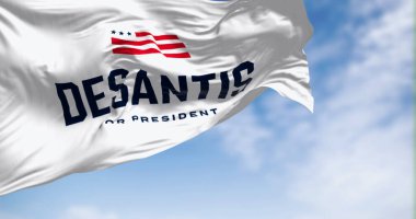 Tallahassee, ABD, 28 Nisan 2023: Ron DeSantis 2024 Cumhuriyetçi başkanlık seçim kampanyası bayrağı dalgalanması. Resimli 3d illüstrasyon oluşturucu