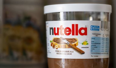 Roma, IT, 2 Temmuz 2023: raftaki bir kavanoz Nutella 'nın yakın çekimi. Nutella ünlü bir fındık ve kakao markasıdır. Özgün tadı ve ayırt edici kreması ile bilinir. İllüstrasyon Editörü
