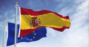 İspanya 'nın ulusal bayrağı açık bir günde arka planda Avrupa Birliği bayrağı sallıyor. Uluslararası işbirliği. Kusursuz 3 boyutlu animasyon. Yavaş çekim döngüsü. Kanat çırpan kumaş. 4k