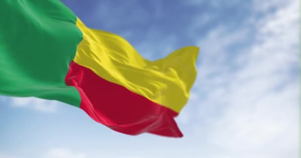 Bandeira Nacional Benim Acenando Dia Claro Duas Faixas Horizontais Amarelas — Vídeo de Stock