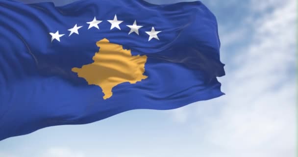 Bandeira Nacional Kosovo Acenando Vento Dia Claro Azul Com Mapa — Vídeo de Stock