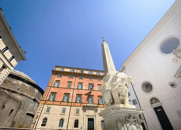ミネルヴァのオベリスクはエレファントとオベリスク Obelisk とも呼ばれ イタリアのローマにある著名な記念碑である パンテオン近くのミネルバ広場に位置しています 観光名所 — ストック写真