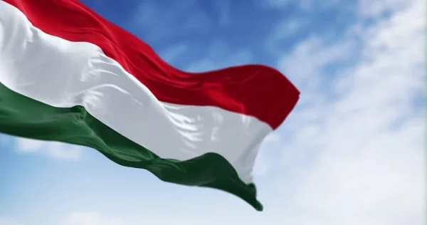 晴れた日にはハンガリーの国旗が風になびいていた 緑の水平縞模様の旗 3Dイラストレンダリング フラッタリング生地 選択的焦点 — ストック写真