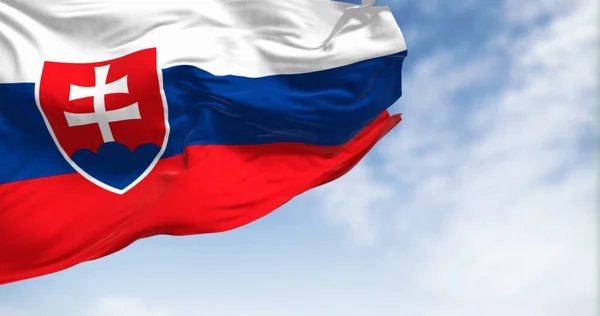 슬로바키아의 국기가 바람에 흔들리고 있습니다 파란색 빨간색 줄무늬 호이스트 무기들 — 스톡 사진