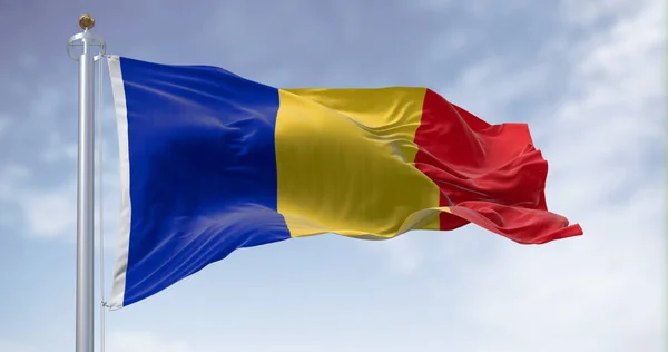 Государственный Флаг Румынии Размахивающий Ветром Ясный День Вертикальный Триколор Синего — стоковое фото
