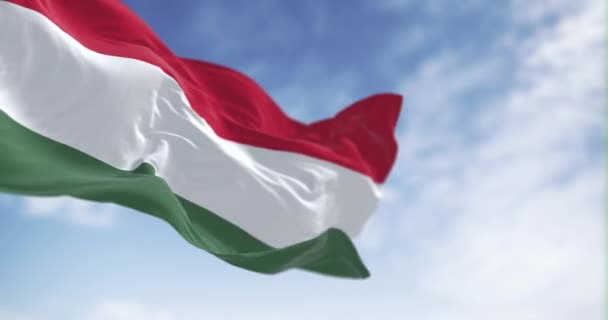 Государственный Флаг Венгрии Развевается Ясный День Горизонтальный Полосатый Флаг Красного — стоковое видео