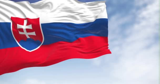 Εθνική Σημαία Της Σλοβακίας Κυματίζει Στον Άνεμο Μια Σαφή Ημέρα — Αρχείο Βίντεο