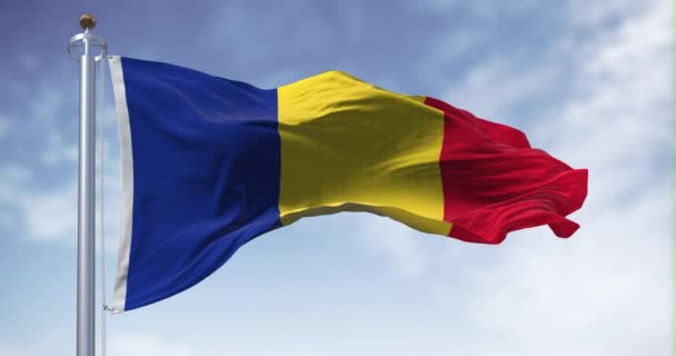 罗马尼亚国旗在晴天迎风飘扬 黄色和红色的垂直三色 无缝3D渲染动画 慢动作回圈飘扬的面料 — 图库视频影像