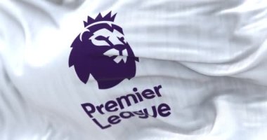 Londra, İngiltere, 15 Temmuz 2023: Premier League bayrağının yakın çekimi. İngiliz futbol ligi sisteminin en üst seviyesi. Kusursuz 3 boyutlu animasyon. Yavaş çekim döngüsü. Seçici odaklanma. Çırpınan kumaş.