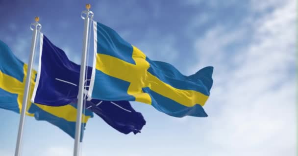 Bryssel Juli 2023 Sveriges Och Natos Flaggor Vinkar Vinden Sömlös — Stockvideo