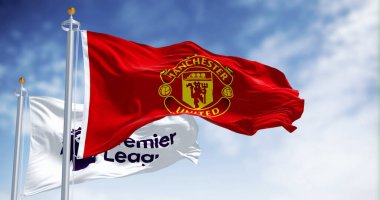 Manchester, İngiltere, 2 Temmuz 2023: Manchester United Futbol Kulübü ve Premier League bayrakları açık bir günde dalgalanıyor. Premier Lig profesyonel takımı. İllüstrasyon 3d illüstrasyon canlandırması. Seçici odak