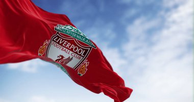 Liverpool, İngiltere, Jube 30 2023: Açık bir günde Liverpool Futbol Kulübü bayrağı sallanıyor. Liverpool F.C. İngiliz profesyonel futbol kulübüdür. Resimli 3d illüstrasyon oluşturucu