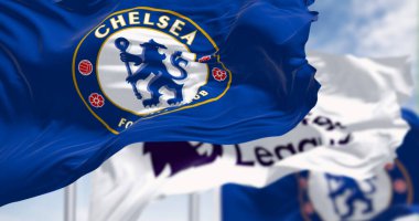 Londra, İngiltere, 12 Temmuz 2023: Chelsea Futbol Kulübü ve Premier Lig bayrakları açık bir günde dalgalanıyor. Dalgalı Kumaş. Seçici odaklanma. Resimli 3d illüstrasyon oluşturucu