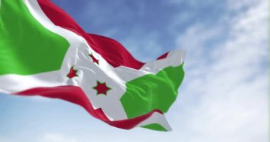 Burundi 'nin ulusal bayrağı açık havada dalgalanıyor. Kusursuz 3 boyutlu animasyon. Yavaş çekim döngüsü. Seçici odaklanma. Kanat çırpan kumaş. 4k