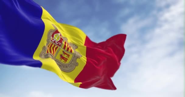 Флаг Княжества Андорра Машет Ясный День Вертикально Голубые Желтые Красные — стоковое видео
