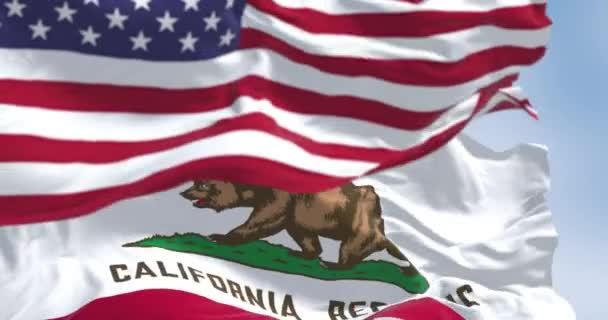 Die Kalifornische Staatsflagge Und Die Amerikanische Flagge Wehen Mit Einem — Stockvideo