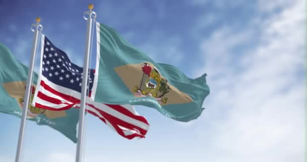 在一个晴朗的日子里 特拉华州的两个州的国旗在中间飘扬着美国国旗 无缝3D渲染动画 慢动作回圈有选择的重点 飘扬的面料 — 图库视频影像