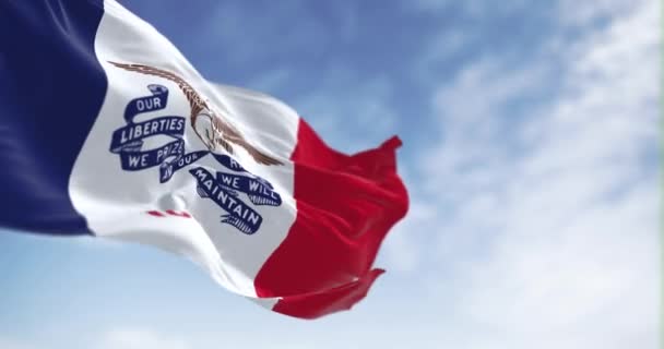 爱荷华州的国旗在晴天飘扬 中央有三道蓝色 秃头的垂直条纹 无缝3D渲染动画 慢动作回圈有选择的重点 飘扬的面料 — 图库视频影像