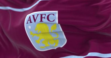 Birmingham, İngiltere, 20 Temmuz 2023: Aston Villa FC bayrağı dalgalanması. İngiliz profesyonel futbol kulübü. 3D canlandırma canlandırması. Yavaş çekim döngüsü. Seçici odaklanma. Kanat çırpan kumaş arka plan. 4k