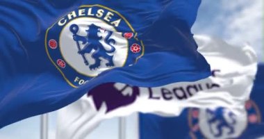 Londra, İngiltere, 12 Temmuz 2023: Chelsea Futbol Kulübü ve Premier Lig bayrakları açık bir günde dalgalanıyor. Kusursuz 3 boyutlu animasyon. Yavaş çekim döngüsü. Seçici odaklanma. Kanat çırpan kumaş. 4k