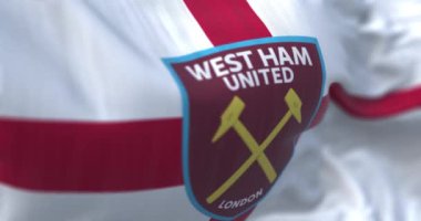 Londra, İngiltere, 3 Temmuz 2022: West Ham United F.C. Açık bir günde rüzgarda dalgalanan bayrak. İngiliz futbol kulübü. Kusursuz 3 boyutlu animasyon. Yavaş çekim döngüsü. Seçici odaklanma. Kanat çırpan kumaş. 4k