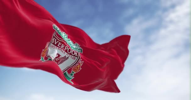 英国利物浦 2023年6月30日 利物浦俱乐部的旗帜在晴朗的日子飘扬 英国职业足球俱乐部 无缝3D渲染动画 慢动作回圈有选择的重点 飘扬的面料 — 图库视频影像