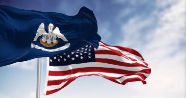 Louisiana eyalet bayrağı açık bir günde ABD bayrağıyla dalgalanıyor. 3D illüstrasyon canlandırıcı. Kanat çırpan kumaş. Seçici odak