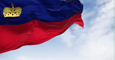 Lihtenştayn ulusal bayrağı açık bir günde rüzgarda dalgalanıyor. Lihtenştayn Prensliği, Alpler 'de bulunan bir mikro durumdur. 3D illüstrasyon canlandırıcı. Çırpınan kumaş