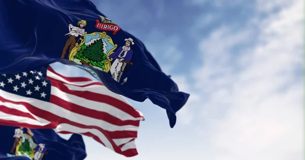 Maine Eyaleti Bayrakları Birleşik Devletler Bayrağı Açık Bir Günde Rüzgarda — Stok fotoğraf