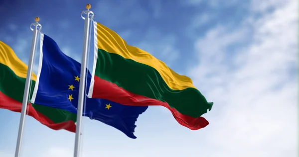 Las Banderas Lituania Unión Europea Ondeando Juntas Día Claro Lituania — Foto de Stock