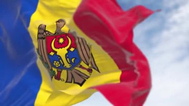 Moldova ulusal bayrağının rüzgarda dalgalanmasına yakından bakın. Doğu Avrupa ülkesi. Kusursuz 3 boyutlu animasyon. Yavaş çekim döngüsü. Seçici odaklanma. Kanat çırpan kumaş. 4k