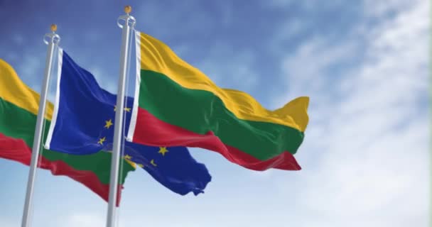 リトアニアとヨーロッパ連合の国旗が明確な日を迎えました 2004年 欧州連合加盟 シームレス3Dレンダリングアニメーション スローモーションループ 選択的な焦点 フラッターファブリック 4Kについて — ストック動画