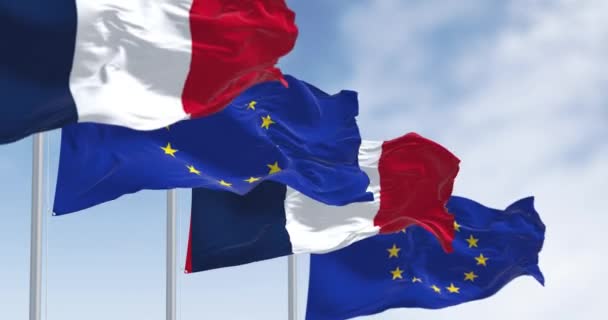 フランスとヨーロッパ連合の旗が晴れた日 1958年1月1日 欧州連合加盟国 シームレス3Dレンダリングアニメーション スローモーションループ 選択的な焦点 フラッターファブリック 4Kについて — ストック動画
