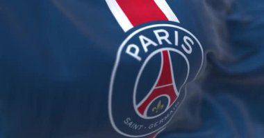 Paris, FR, 20 Temmuz 2023: Paris Saint Germain futbol kulübünün yakın çekimi rüzgarda sallanıyor. Fransız profesyonel futbolu. Kusursuz 3 boyutlu animasyon. Yavaş çekim döngüsü. Seçici odaklanma. 4k
