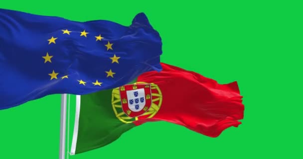 ポルトガルの旗は緑の背景に孤立した欧州連合の旗で振られています 民主主義と政治 シームレス3Dレンダリングアニメーション グリーン スクリーン クロマキー スローモーションループ 4Kについて — ストック動画