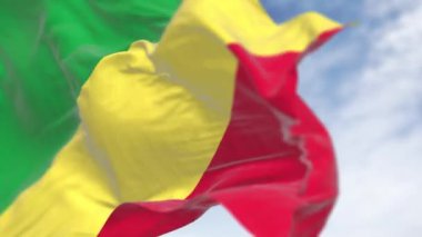 Kongo Cumhuriyeti bayrağı açık bir günde rüzgarda sallanıyor. Yeşil, sarı ve kırmızı çizgili çapraz üç renkli. Kusursuz 3 boyutlu animasyon. Yavaş çekim döngüsü. Seçici odaklanma. 4k