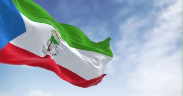 Die Nationalflagge Äquatorialguineas Weht Einem Klaren Tag Horizontale Grüne Weiße — Stockvideo