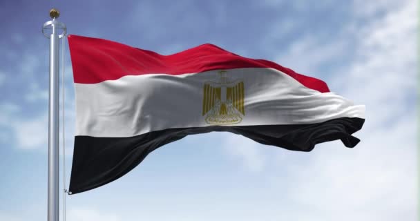 エジプトの国旗が晴れた日を迎えました 横の赤 黒のバンド 白いバンドを中心としたエジプトの鷲のエンブレム シームレス3Dレンダリングアニメーション スローモーションループ — ストック動画